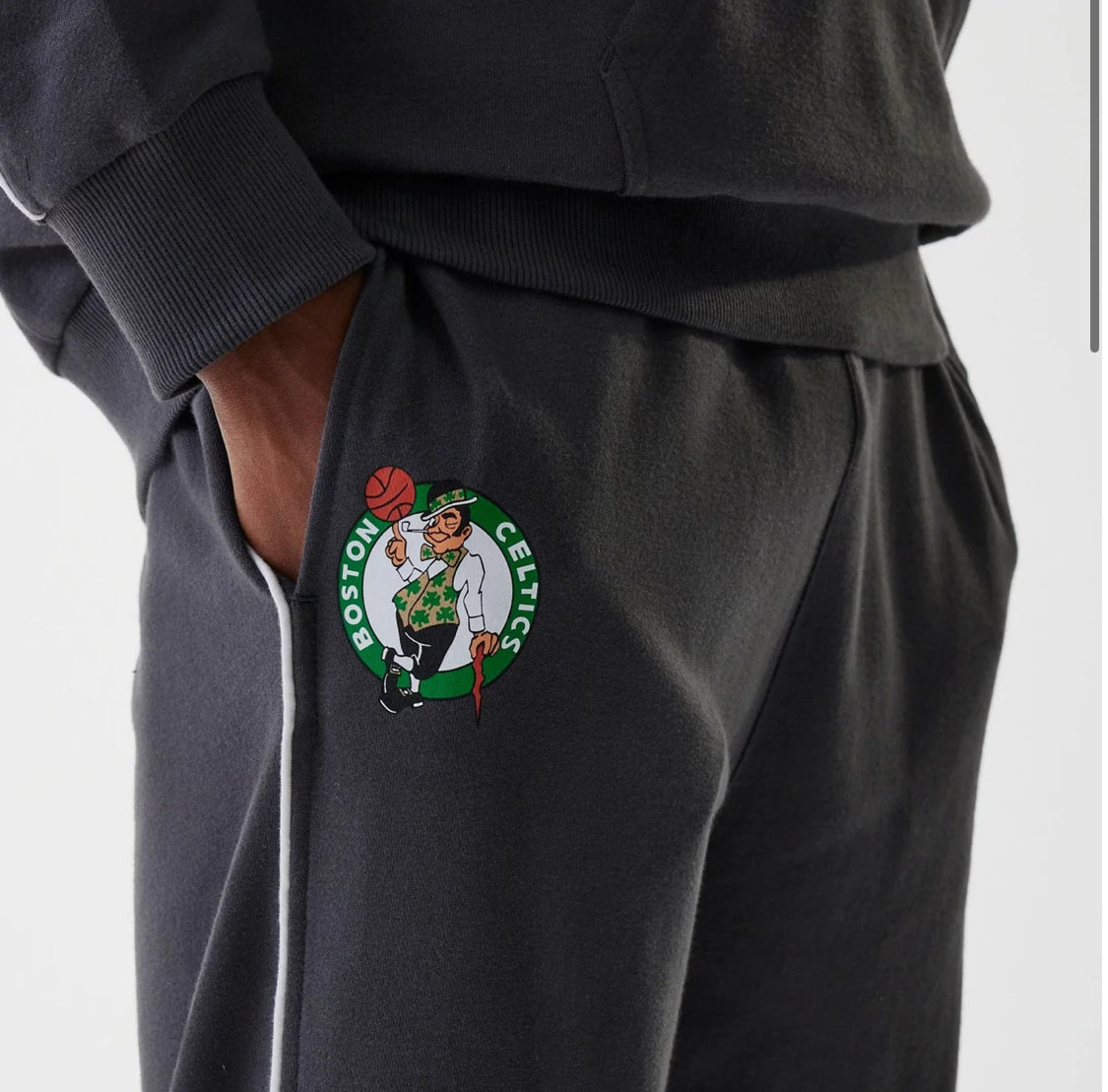 60684300- PANTALONE NEW ERA