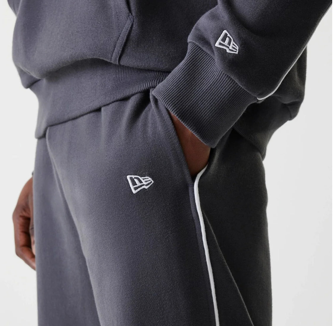 60684300- PANTALONE NEW ERA